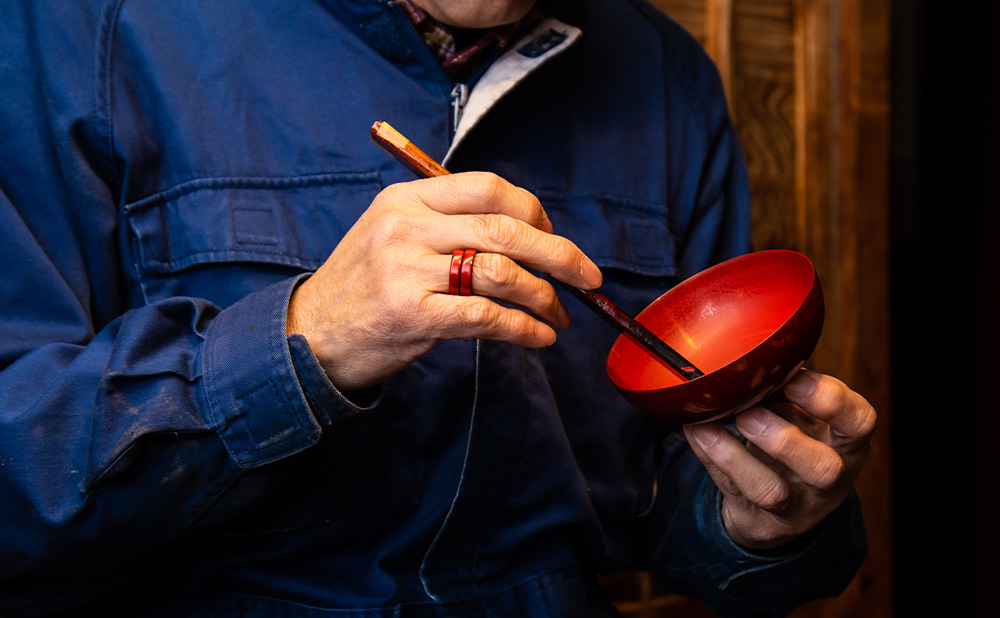 当工房では、創作した漆器の販売をメインに行っております。そのほか、お客様がお持ちの漆器の塗り直しから、欠けた漆器の金継ぎ、名入れなどにも対応。漆器に関するすべてのご希望に、熟練の塗師がお応えします。
